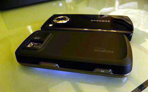 Nokia n97 và omnia hd đọ màn hình