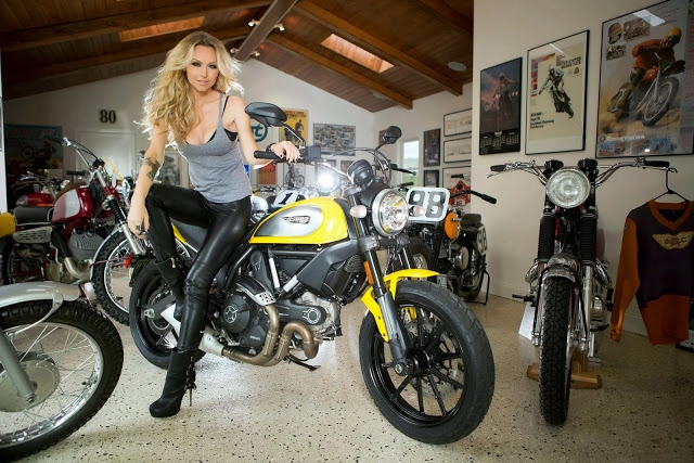 Nữ biker tóc vàng xinh đẹp đọ dáng cùng ducati scrambler