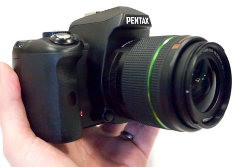 Pentax k-r dslr dùng được cả pin tiểu lẫn lithium