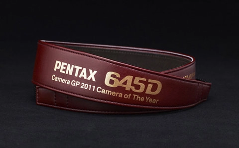 Pentax ra mắt 645d bản đặc biệt màu đỏ sơn mài