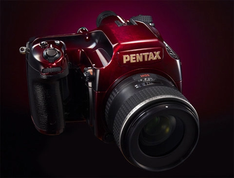 Pentax ra mắt 645d bản đặc biệt màu đỏ sơn mài