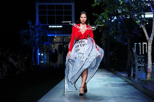 Phố đi bộ nguyễn huệ được tái hiện trên sàn catwalk việt