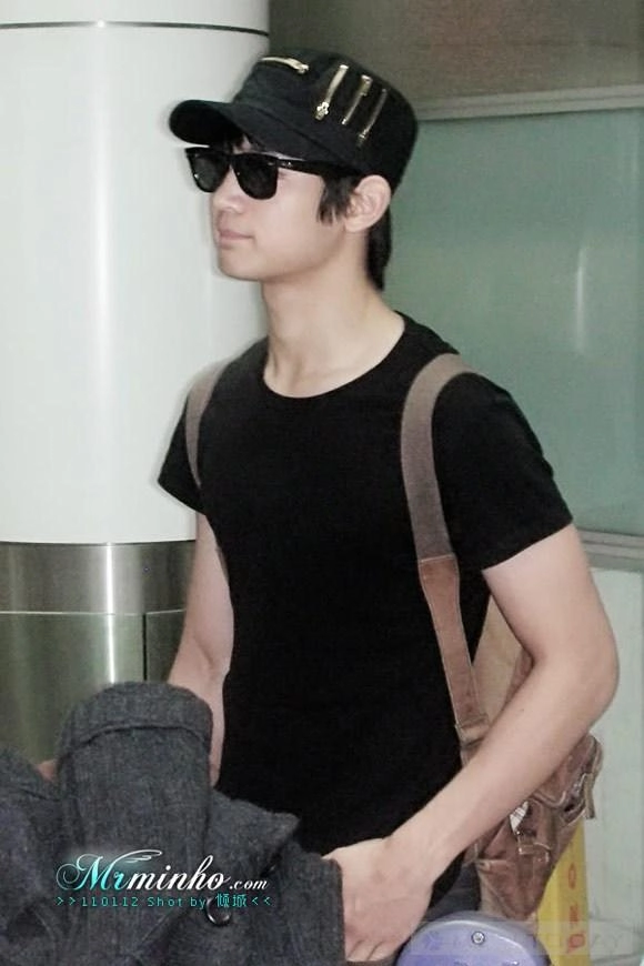 Phong cách thời trang sân bay cuốn hút của minho shinee