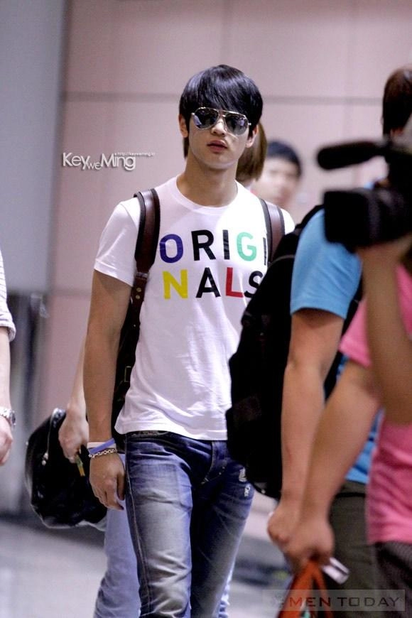 Phong cách thời trang sân bay cuốn hút của minho shinee