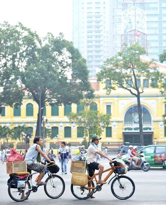 Phượt sang ấn độ trên chiếc xe đạp có khung làm từ mây tre dừa và gỗ