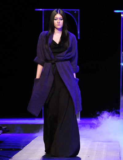 Sắc đen chiếm lĩnh elle fashion show 2012