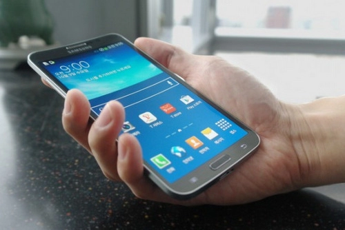 Samsung ra smartphone màn hình cong giá hơn 1000 usd