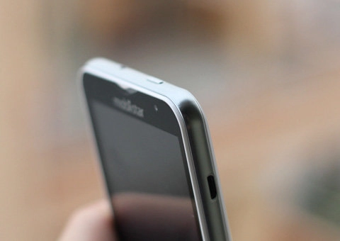 Smartphone android 40 màn hình rộng giá 36 triệu đồng