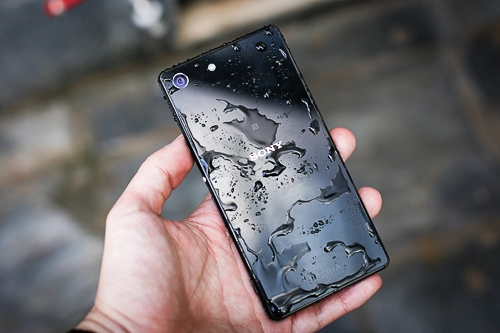 Smartphone chống nước hỗ trợ 2 sim giá 10 triệu đồng