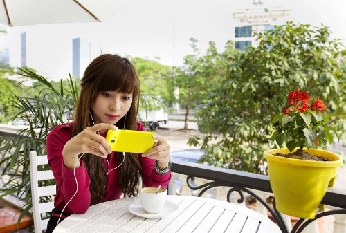 Smartphone tắc kè hoa - fpt f52 cho giới trẻ