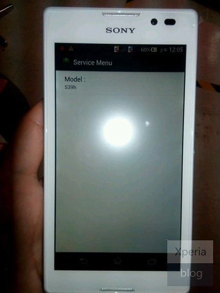 Smartphone xperia lạ với màn hình 43 inch của sony