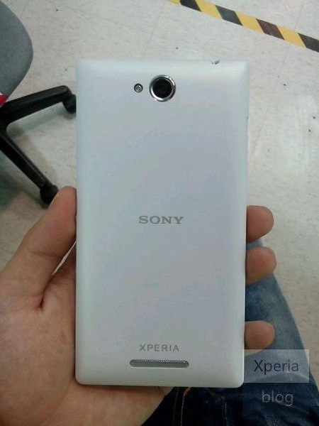 Smartphone xperia lạ với màn hình 43 inch của sony