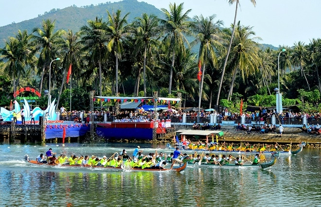 Sông tam giang dậy sóng với hội đua thuyền lắc thúng