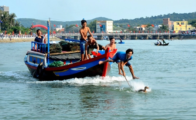 Sông tam giang dậy sóng với hội đua thuyền lắc thúng