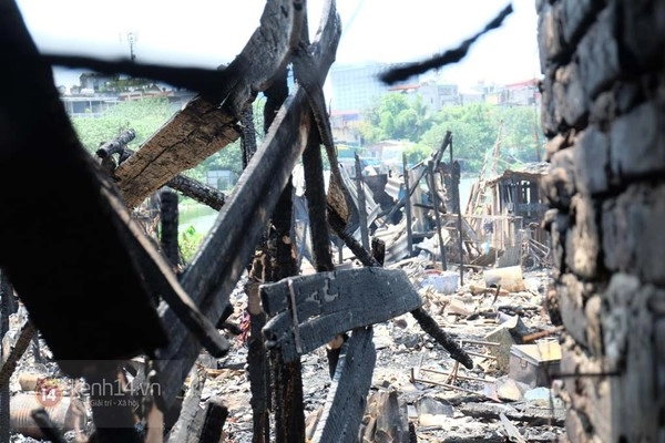 Thảm cảnh của những gia đình nghèo bị mất hết tài sản trong đám cháy ven hồ linh quang