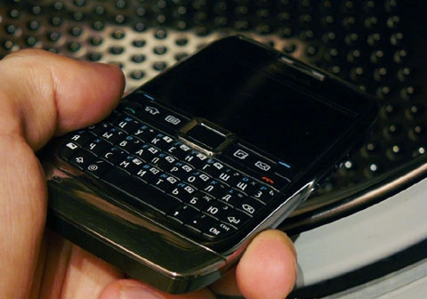 Thử độ bền của nokia e71