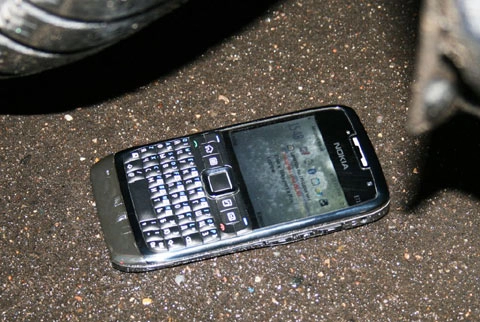 Thử độ bền của nokia e71