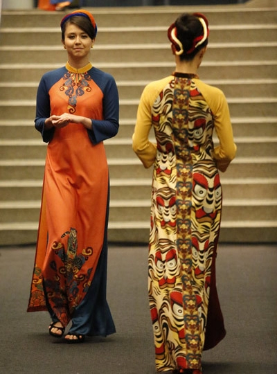 Thuận việt trình diễn áo dài tại bảo tàng mỹ