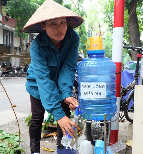 Trà đá nước lọc miễn phí cho người nghèo giữa những ngày hà nội 40 độ c