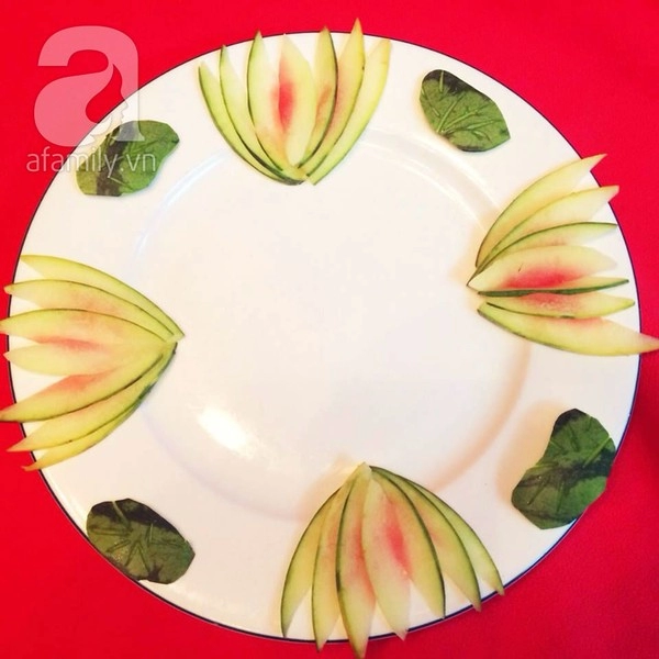 Trang trí đĩa ăn đẹp tinh tế chỉ với vỏ dưa hấu