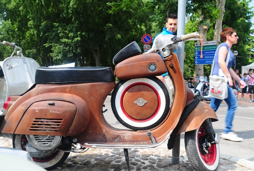 Vespa việt nam đưa cờ việt tung bay trên những cung đường châu âu