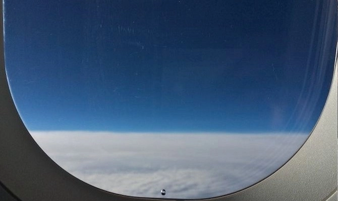 Vì sao cửa sổ trên máy bay chỉ là một lỗ nhỏ