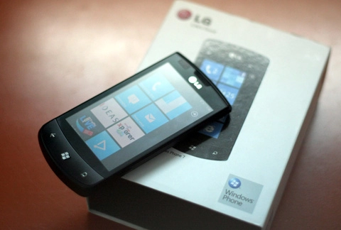 Windows phone 7 đắt chỉ thua iphone 4