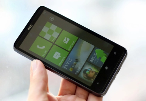 Windows phone 7 đắt chỉ thua iphone 4