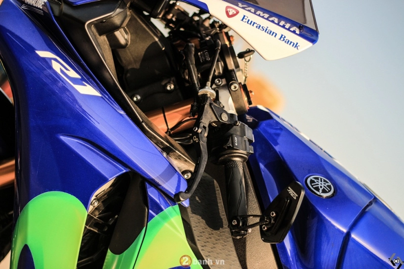 Yamaha r1 2015 phiên bản movistar đọ dáng cùng chân dài