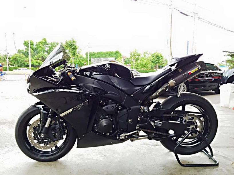 Yamaha r1 phiên bản đen tuyền độ khoe sắc tại thái