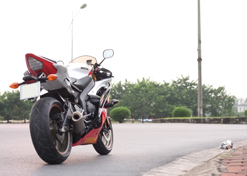 Yamaha r6 ngựa hoang khó cầm cương