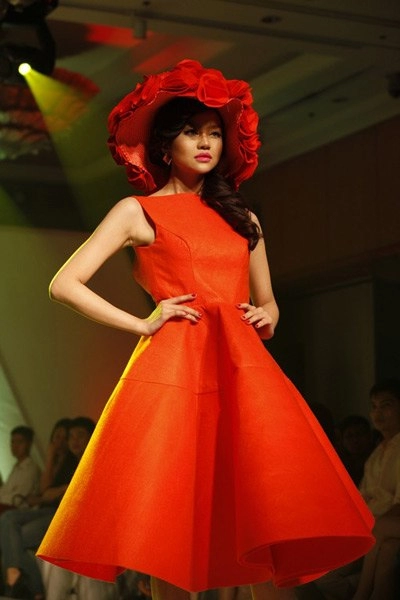 Yến trang dắt tay bạn nhảy catwalk