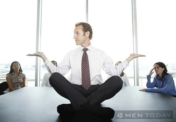 4 cách tập yoga ngay tại bàn làm việc