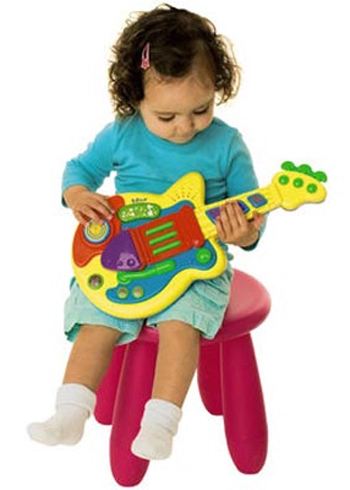 Bé học nhạc với guitar nhựa