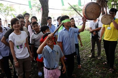 Bé theo chân bố mẹ xuống phố đón năm mới