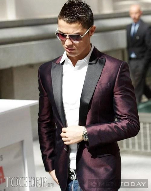 C ronaldo tóc một vạch đi nhận giải thưởng