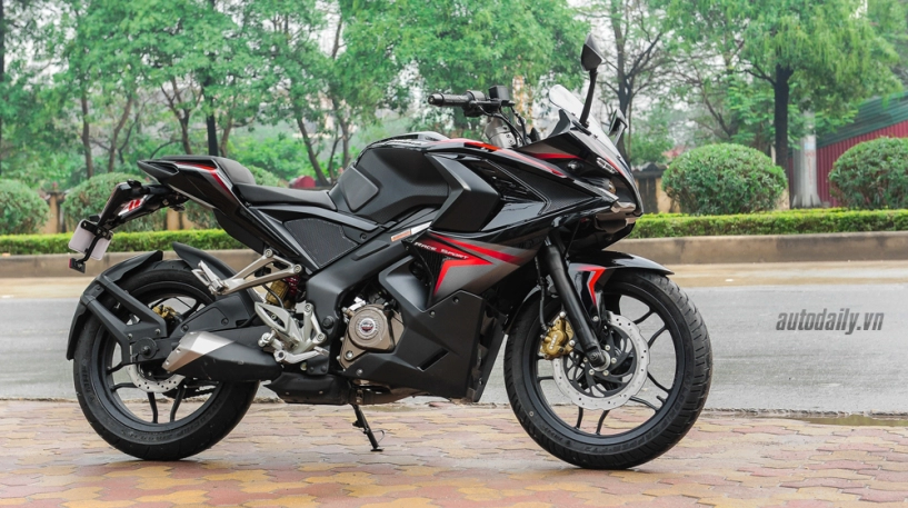 Cận cảnh bajaj pulsar rs200 demon black đầu tiên tại việt nam giá chỉ 90 triệu đồng