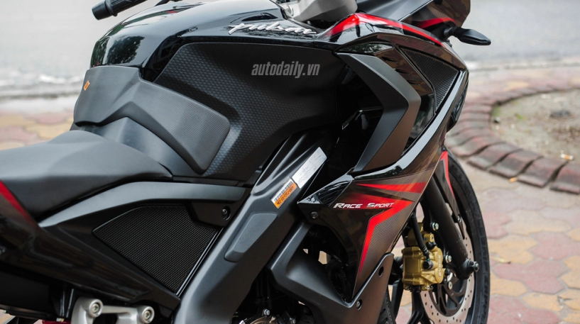 Cận cảnh bajaj pulsar rs200 demon black đầu tiên tại việt nam giá chỉ 90 triệu đồng