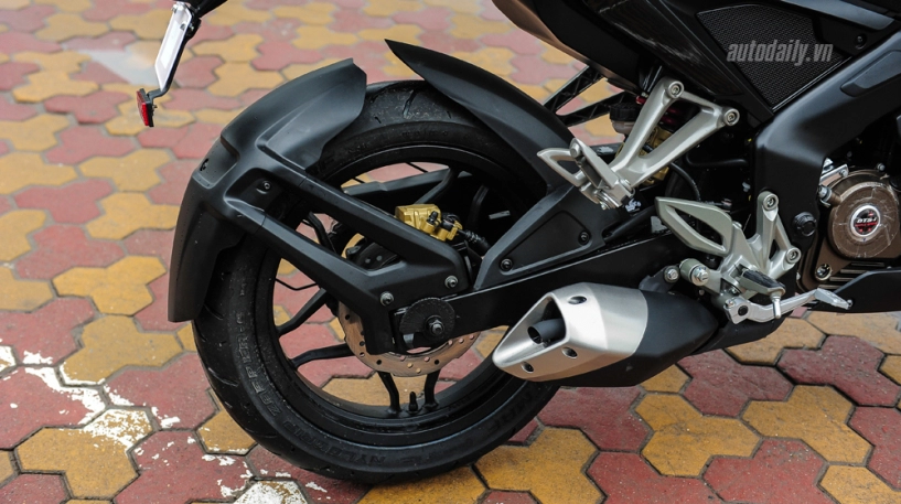 Cận cảnh bajaj pulsar rs200 demon black đầu tiên tại việt nam giá chỉ 90 triệu đồng