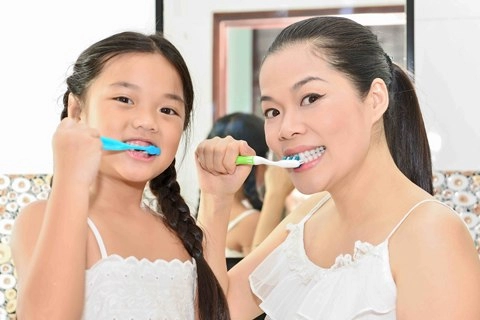 Cùng mẹ con mỹ lệ học chải răng đúng cách