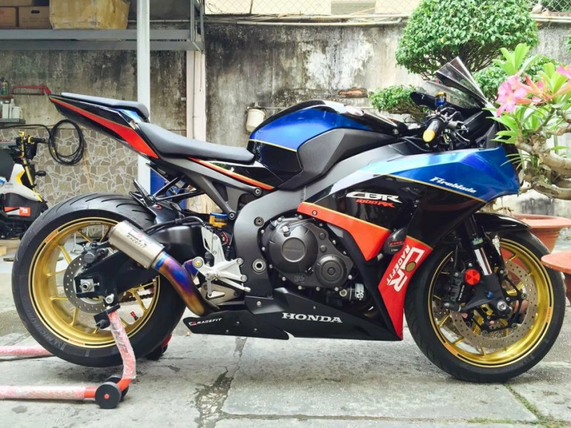 Honda cbr1000rr black edition độ đầy phong cách của biker đồng nai