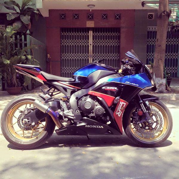 Honda cbr1000rr black edition độ đầy phong cách của biker đồng nai