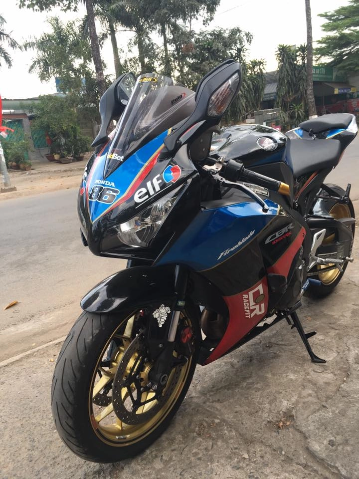 Honda cbr1000rr black edition độ đầy phong cách của biker đồng nai