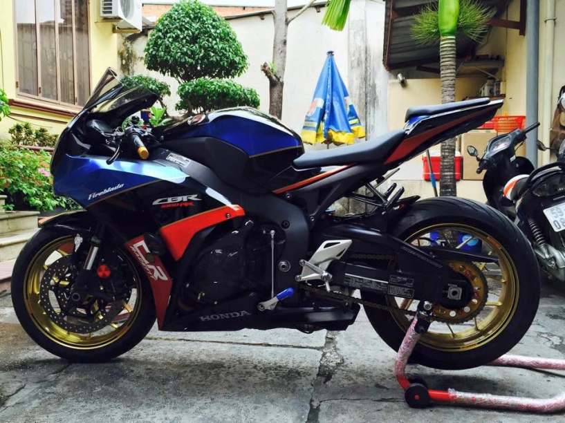 Honda cbr1000rr black edition độ đầy phong cách của biker đồng nai