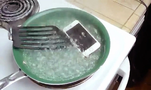 Iphone se thử độ bền với búa và trong nước sôi
