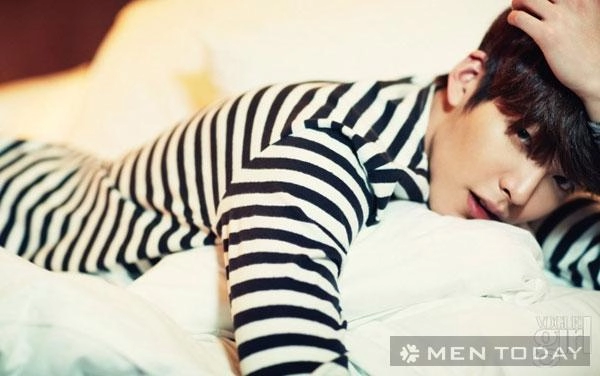 Kim woo bin mạnh mẽ và cuốn hút trên các tạp chí