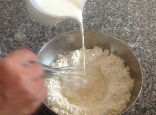Làm bánh crepe vô cùng đơn giản