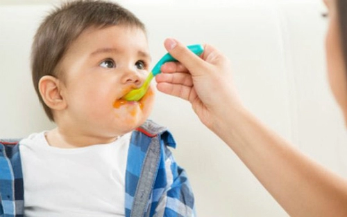 Muốn con thích rau hãy tập cho bé ăn trước 2 tuổi