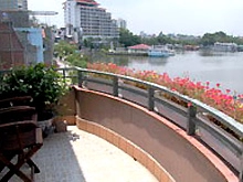 Ngôi nhà mở bên bờ hồ tây
