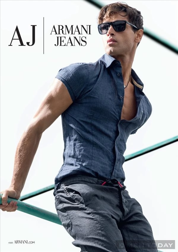 Những chàng trai trẻ trung và nam tính cùng denim của armani